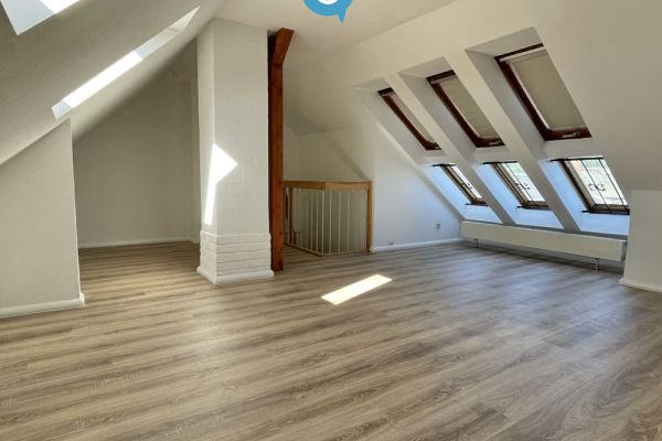 3-Zimmer • Maisonette • Bad mit Wanne • Sonnenbalkon • Fahrstuhl • neues Laminat • Hausgarten