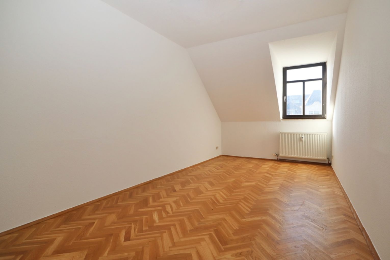 3-Raum Wohnung • Dachgeschoss • Fahrstuhl • Maisonette • Kaßberg • Balkon • Parkettboden • MIETEN