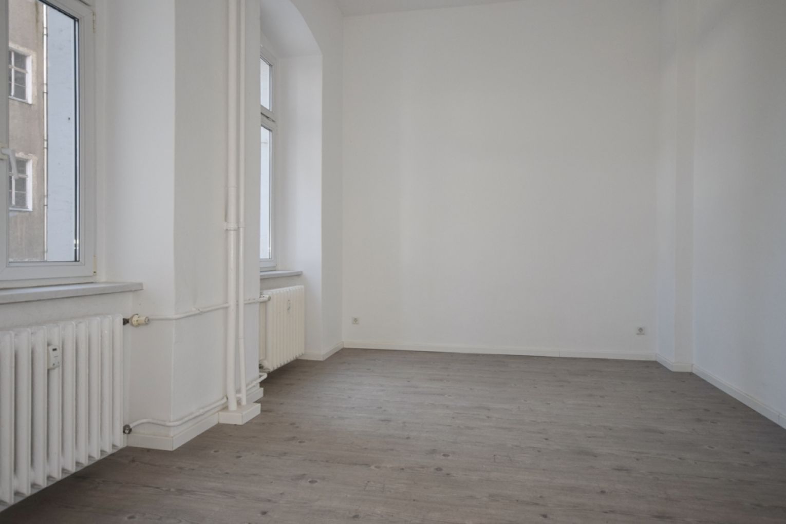 2-Zimmer • Chemnitz Zentrum • neues Laminat • Bad mit Dusche • Uni-Nähe • EBK • neu renoviert