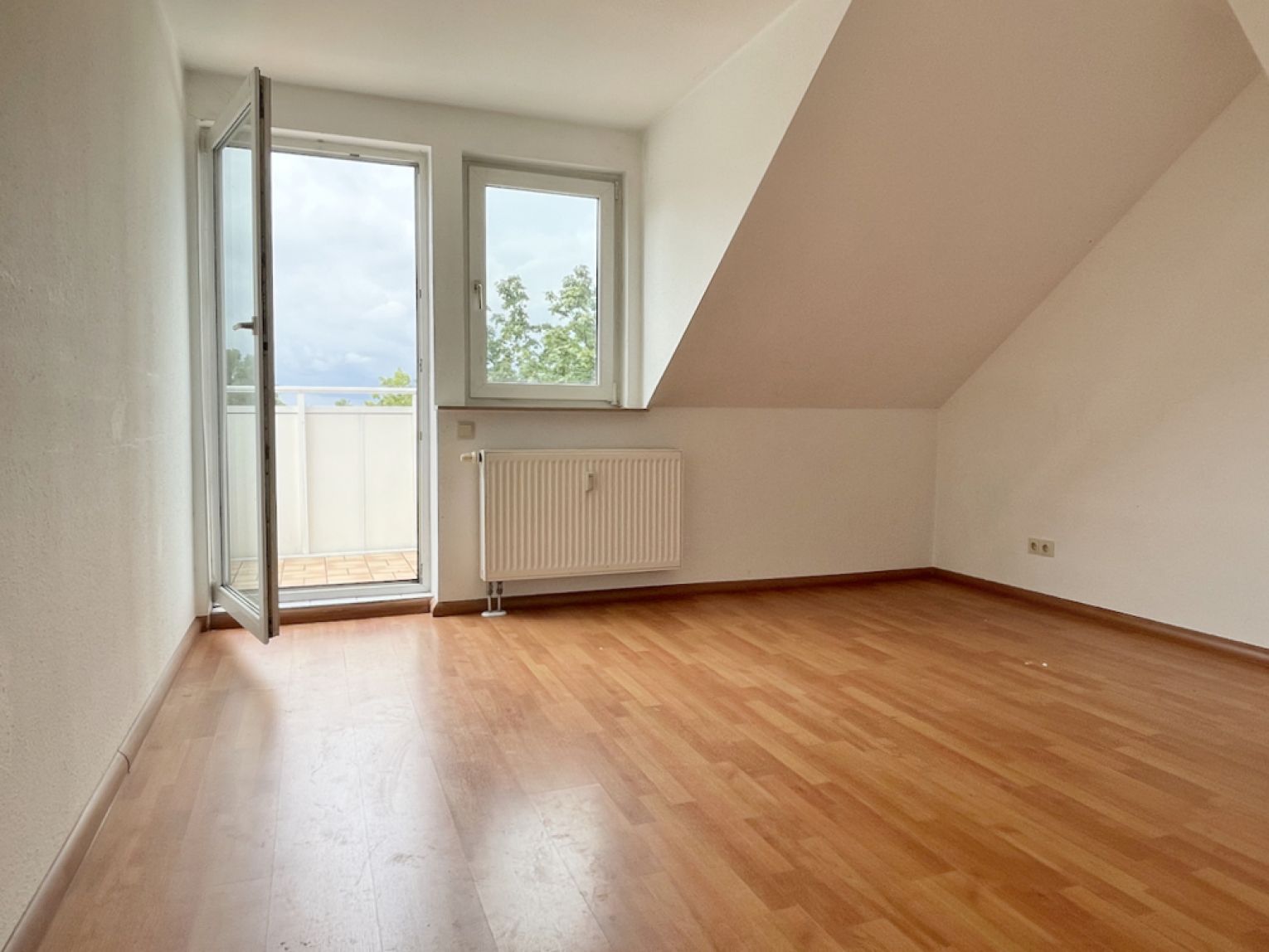 3 Zimmer • Balkon • Einbauküche • Bad mit Fenster und Wanne • Dachgeschoss • Laminat • mit Balken