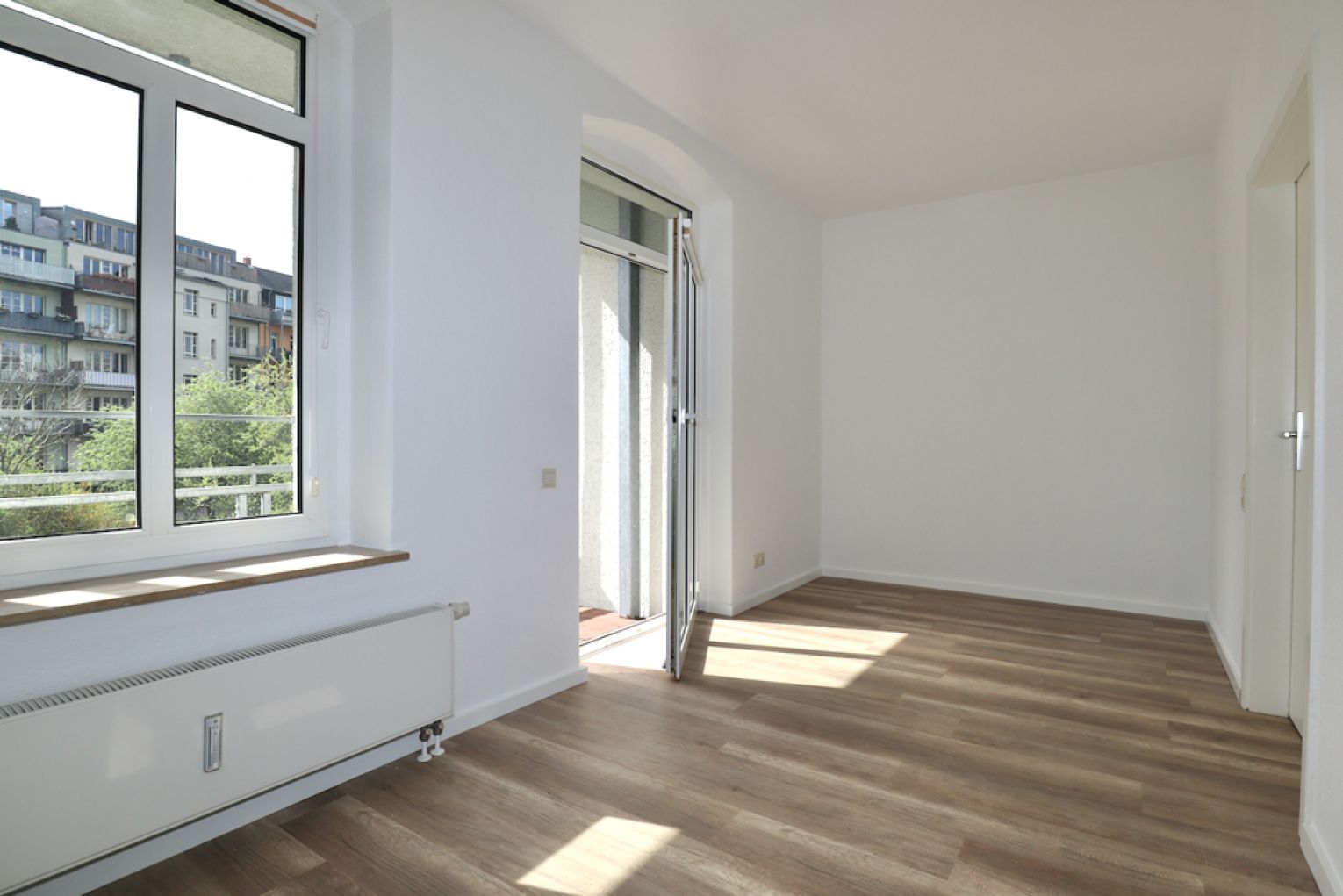 2 Zimmer • NEUES Laminat • Balkon  • Einbauküche • Hilbersdorf • zentral aber ruhig • jetzt mieten