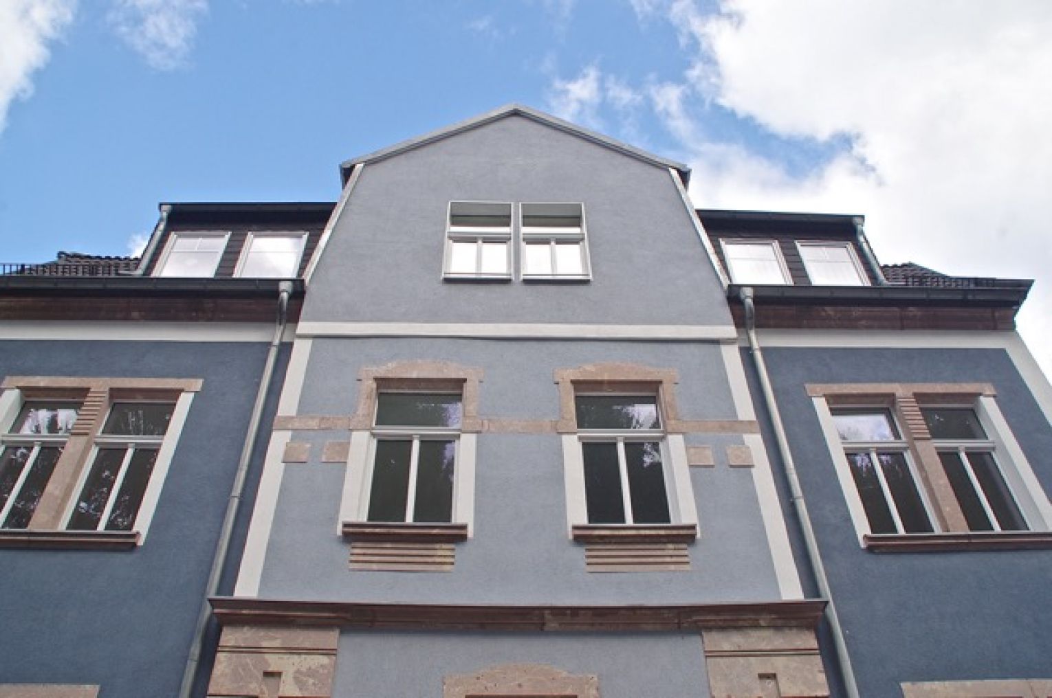 Wintergarten • Südbalkon • Tageslichtbad • Laminat • 2,5-Zimmer • großer Dachboden