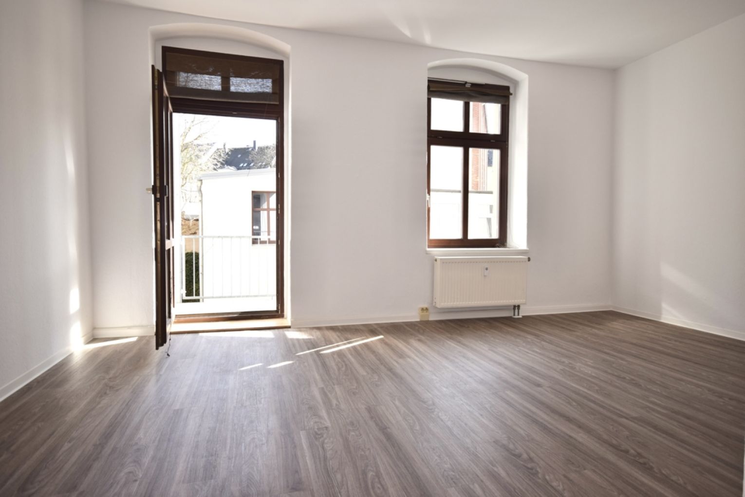 2-Raum • modernes Laminat • Bad mit Wanne • Haus mit Aufzug • Stellplatz • Küche ohne Fenster