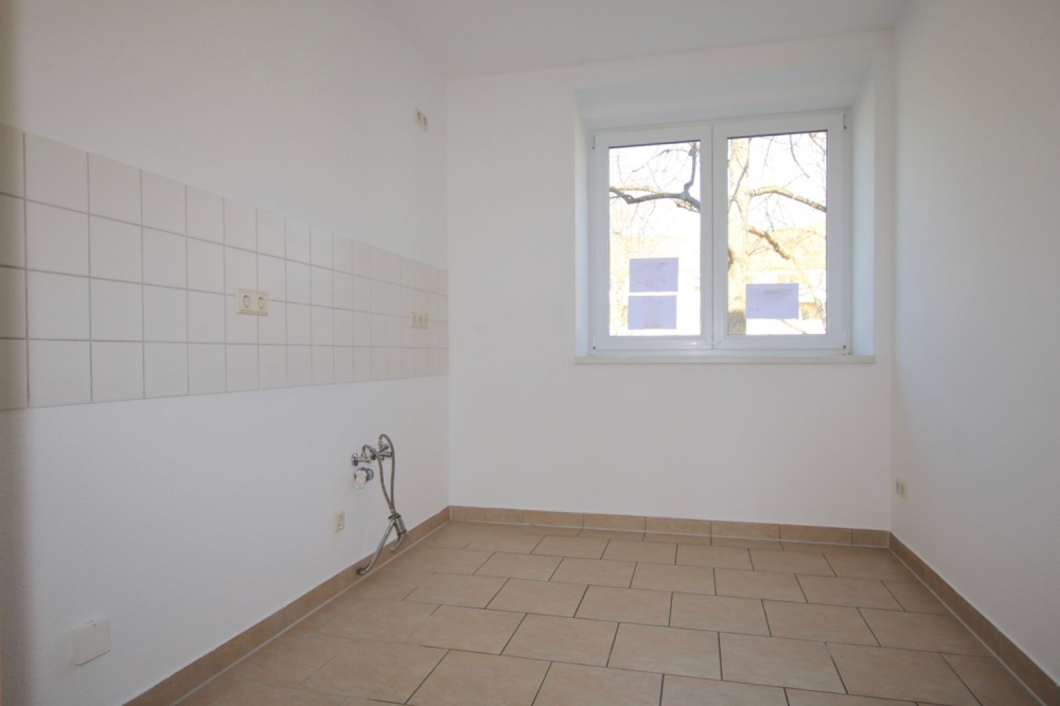 3 Zimmer • Südbalkon • modernes Laminat • Hochparterre • Stellplatz • Fussbodenheizung • TOP!