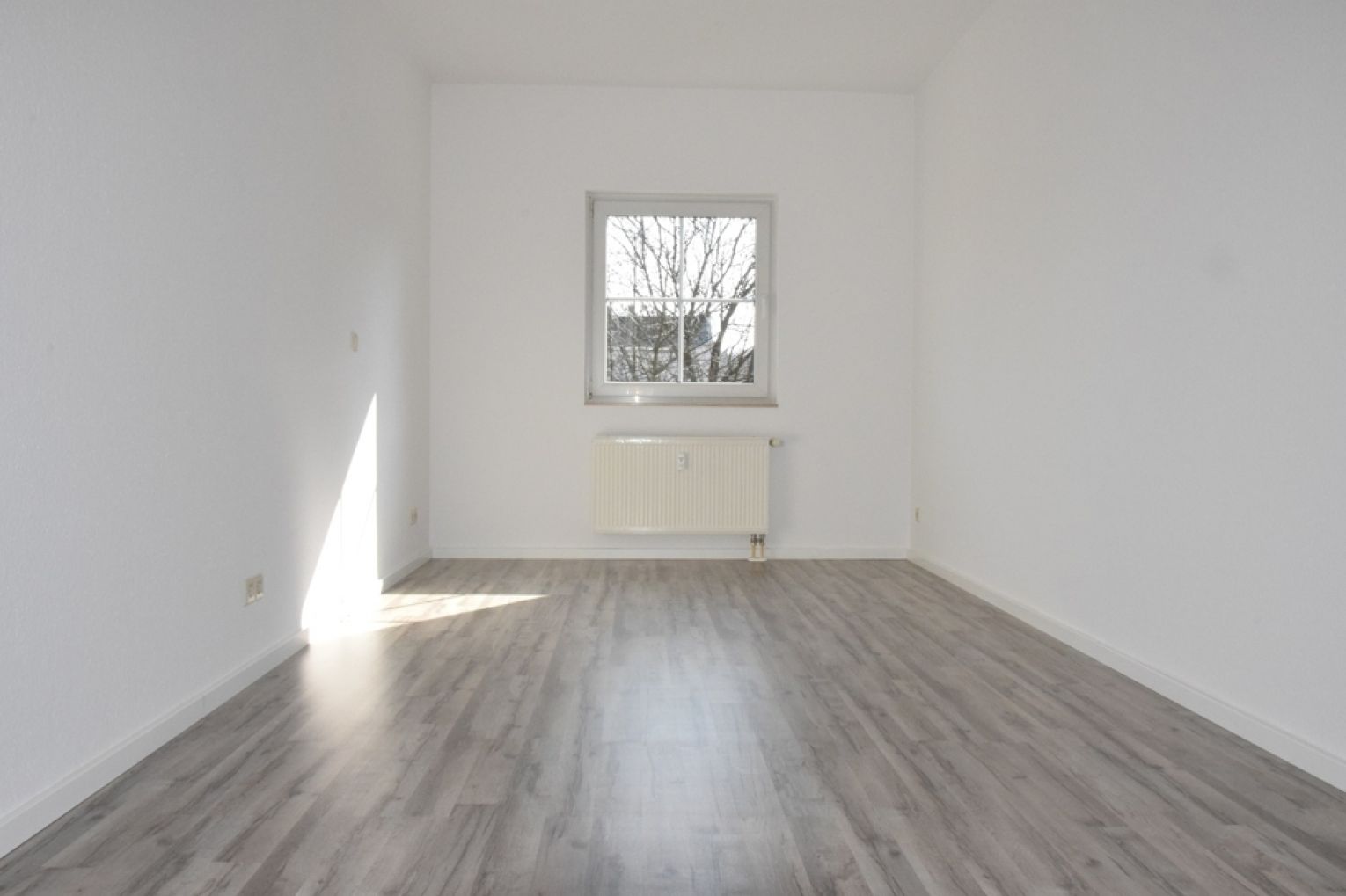 Balkon • 2 Zimmer • Bad mit Fenster • Wanne • Stellplatz • modernes Laminat • ruhige Lage • MIETEN!?