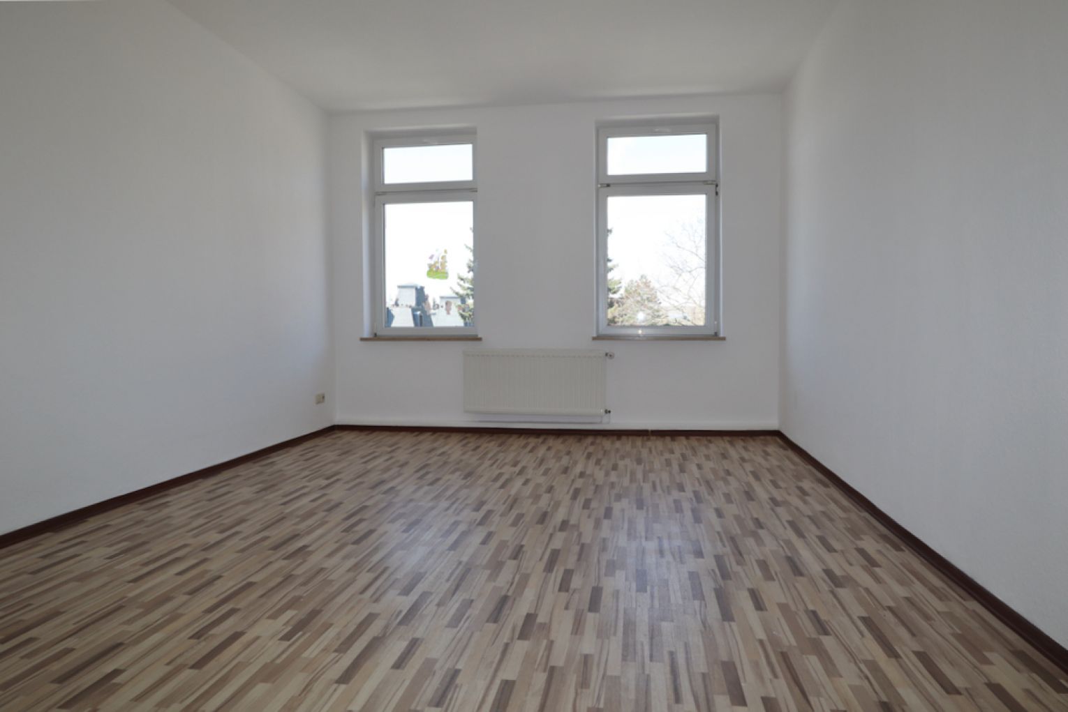 modernes Laminat • große 2 Zimmer • großes Tageslichtbad mit Wanne+Dusche • schönes Gartengrundstück