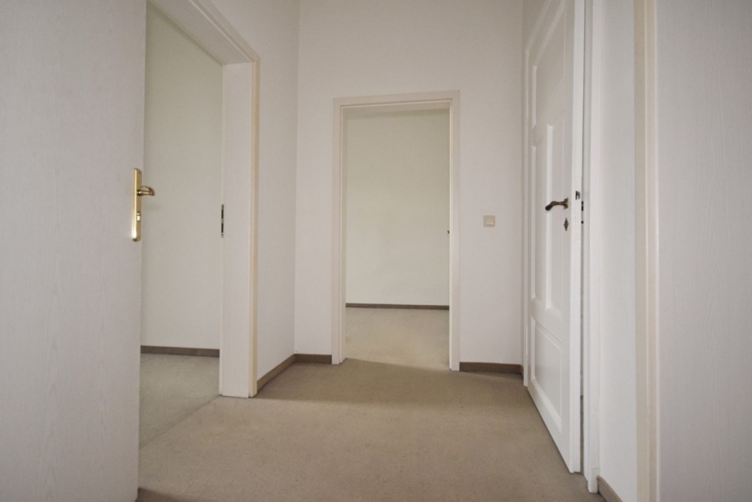 4-Raum-Wohnung • großer Balkon • 2 Bäder mit Wanne • neues Laminat • Zentrum • ruhige Lage