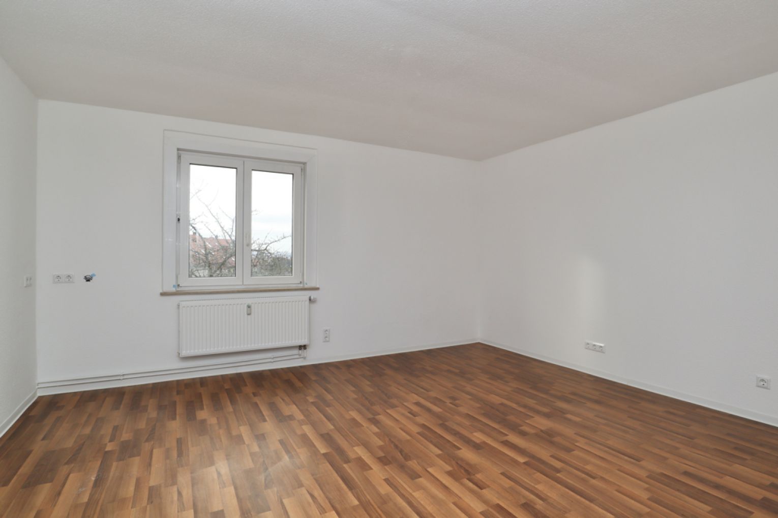 2-Raum Wohnung • Tageslichtbad • Wanne • neu saniert • Ebersdorf • jetzt anrufen