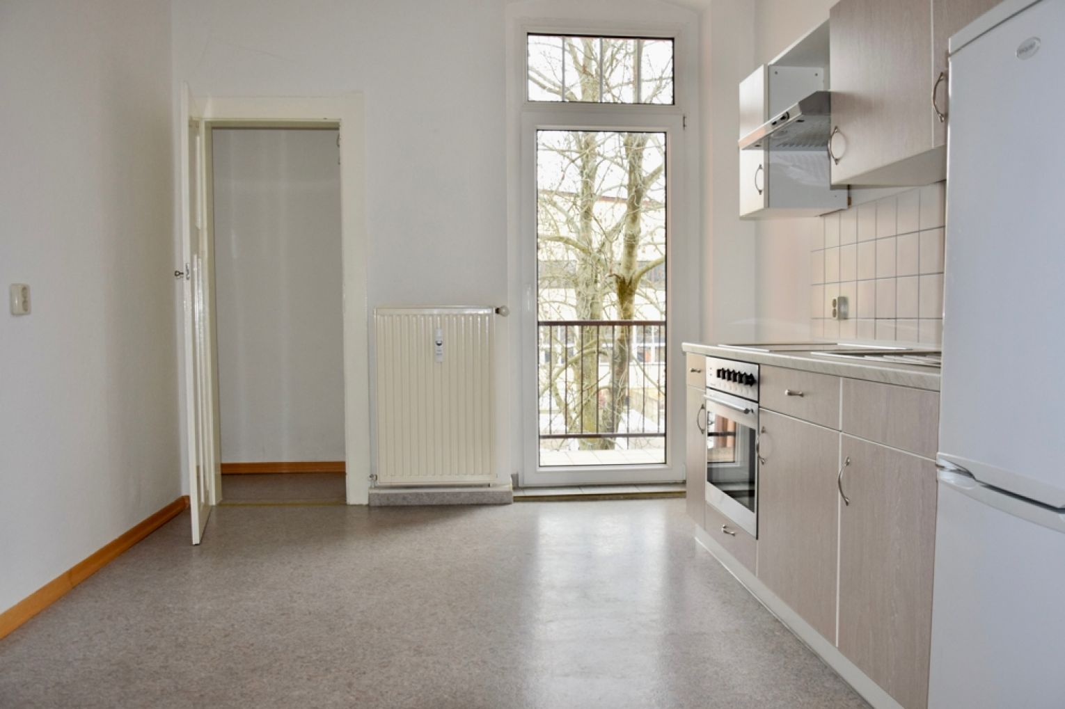 modernes Laminat • Tageslichtbad • Südbalkon • 2 Raumwohnung • Einbauküche