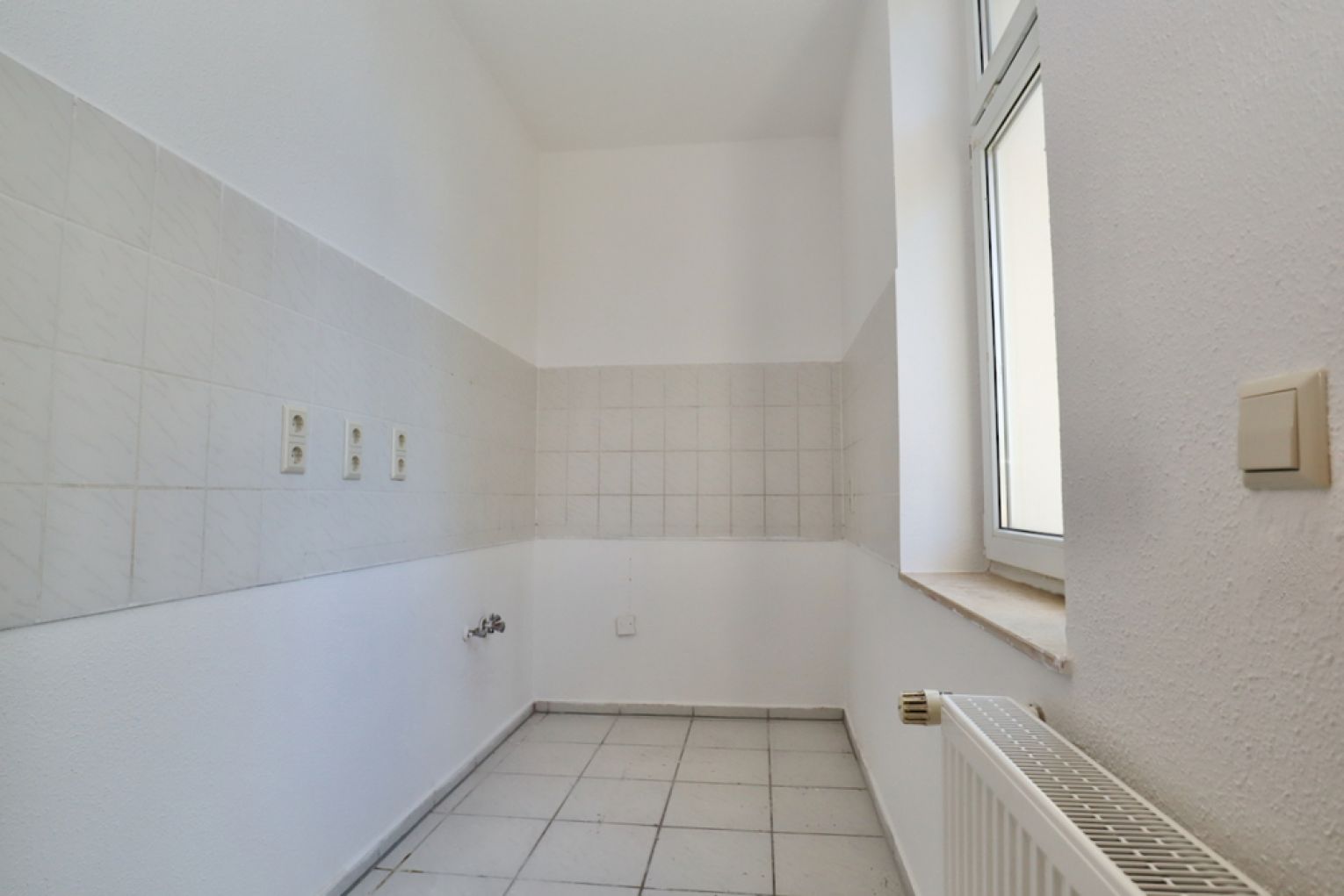 4 Zimmer • Balkon • klein und kompakt geschnitten • Bad mit Fenster und Wanne • Laminat • Termin !?