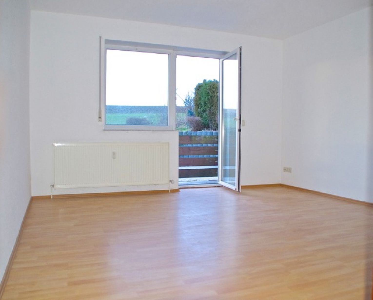 Niederfrohna • 2-Raum • Balkon • Einbauküche • Blick ins Grüne • Laminat • Abstellraum • zur Miete!