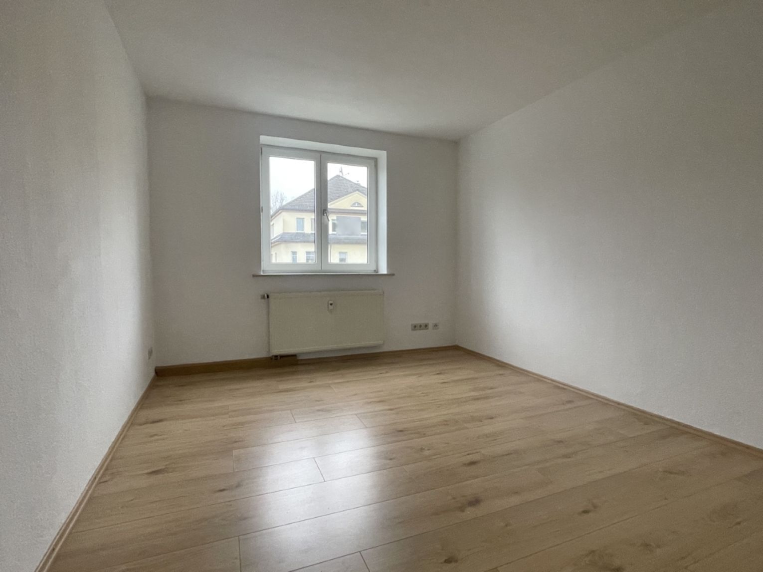 NEU SANIERT • Küchwald • offene Küche • 1,5-Zimmer-Wohnung • mit Einbauküche • Stellplatz