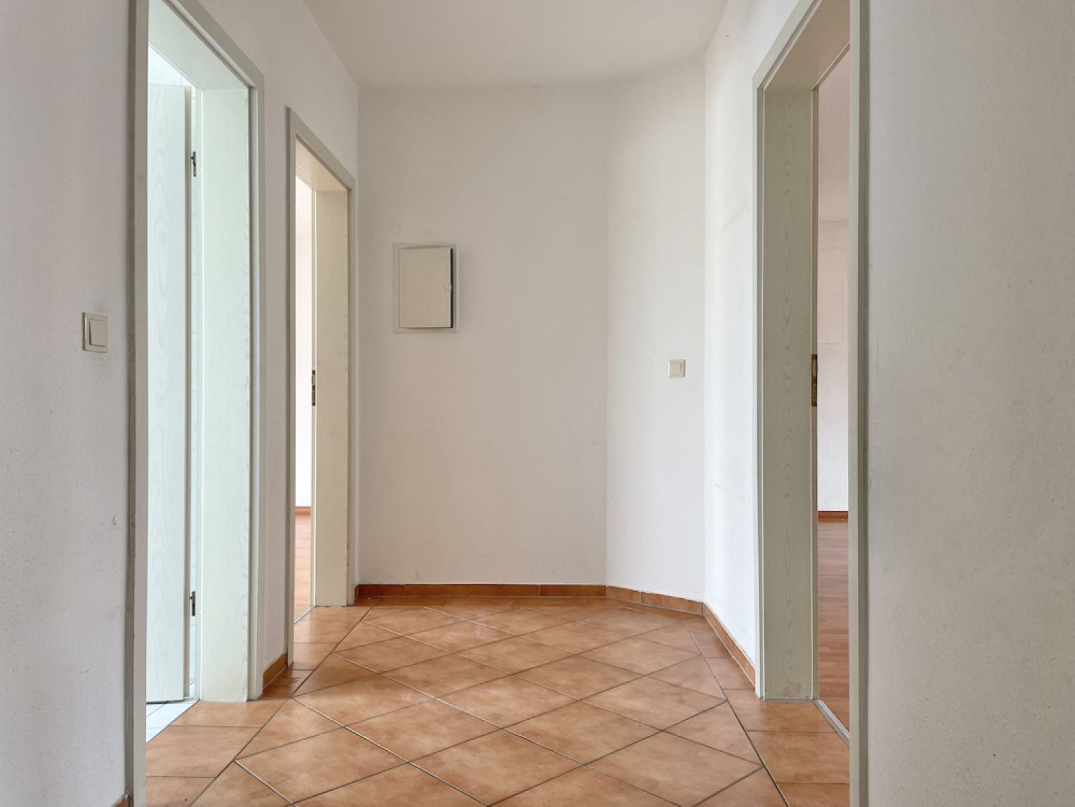 3 Zimmer • Balkon • Einbauküche • Bad mit Fenster und Wanne • Dachgeschoss • Laminat • mit Balken