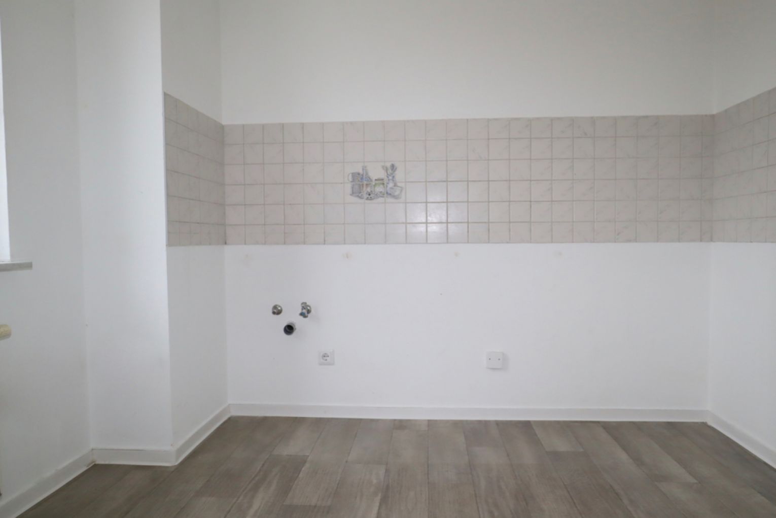 Dachgeschoßwohnung • 3 Zimmer • Balkon • Einbauküche optional • Bad mit Wanne • Laminat • Termin !?