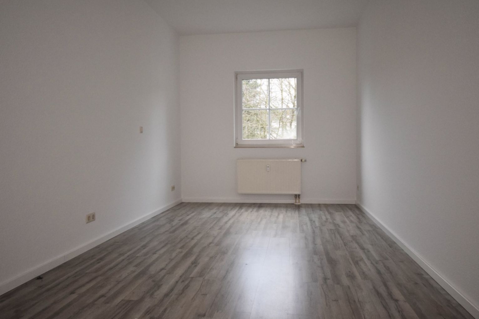 Ebersdorf • 2-Zimmer • Sonnenbalkon • Laminat • Stellplatz • Bad mit Fenster und Wanne