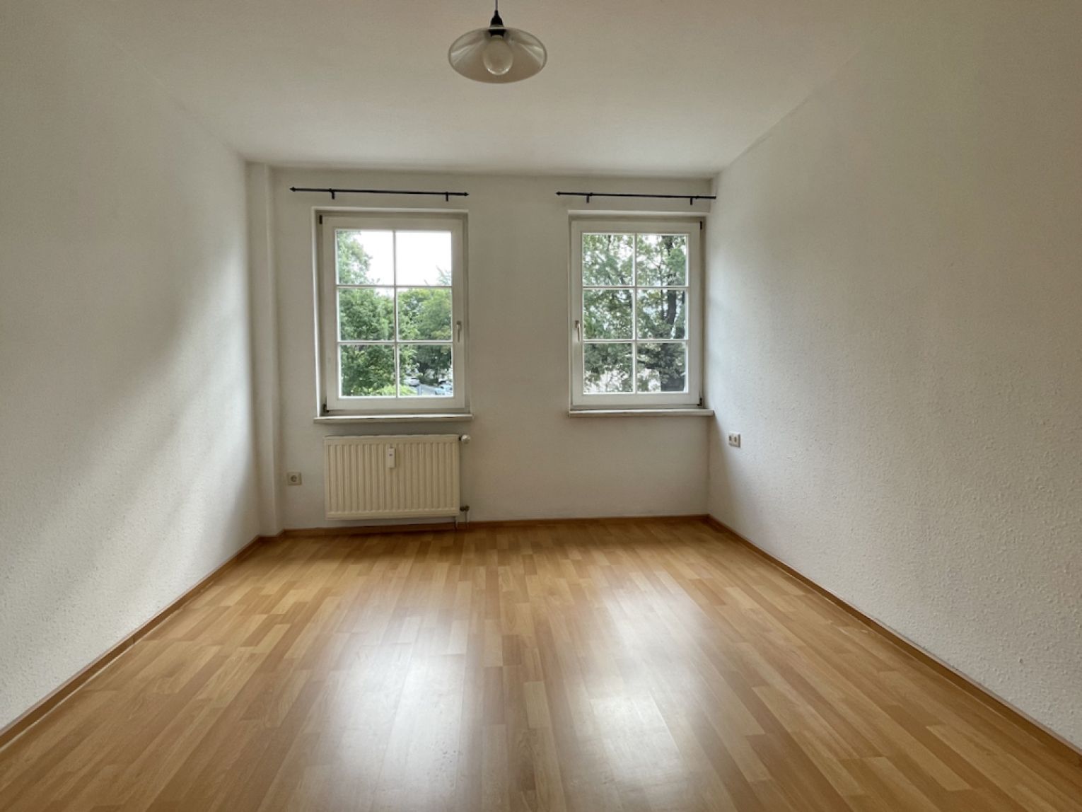 ruhige Lage • Bad mit Wanne • Laminat • moderne offene Küche • 2-Zimmer • zentrumsnah • Besichtigen?