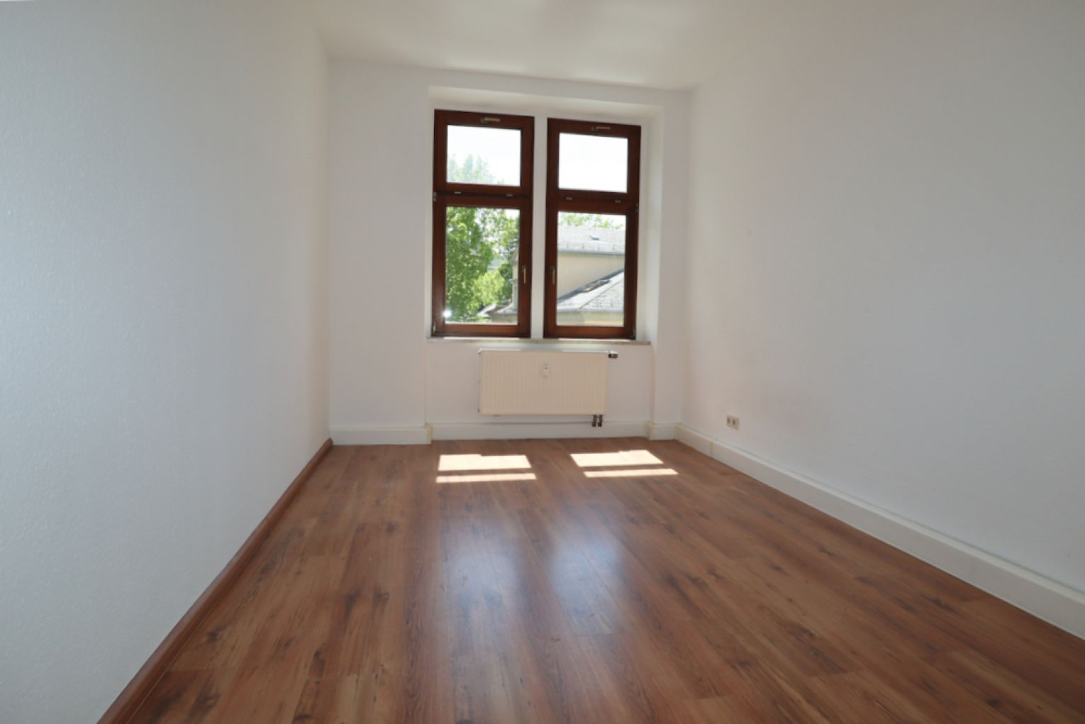 2-Zimmer Wohnung • Laminat • Einbauküche • Bad mit Wanne • Sonnenberg • zur Miete • hell • Anrufen!