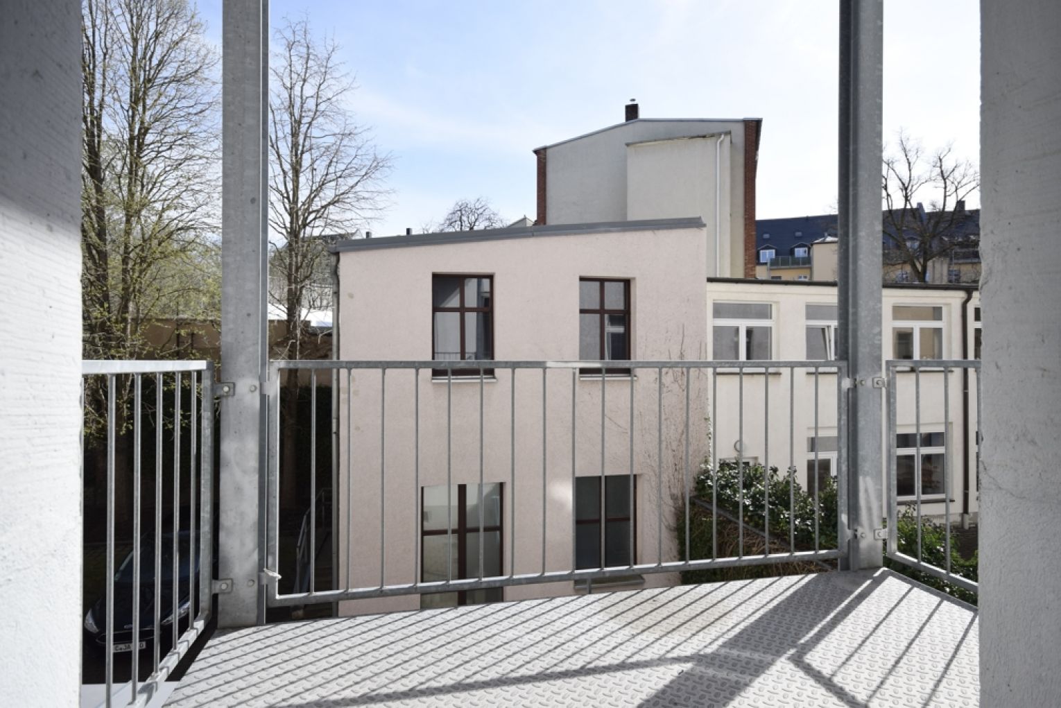 2-Raum • modernes Laminat • Bad mit Wanne • Haus mit Aufzug • Stellplatz • Küche ohne Fenster