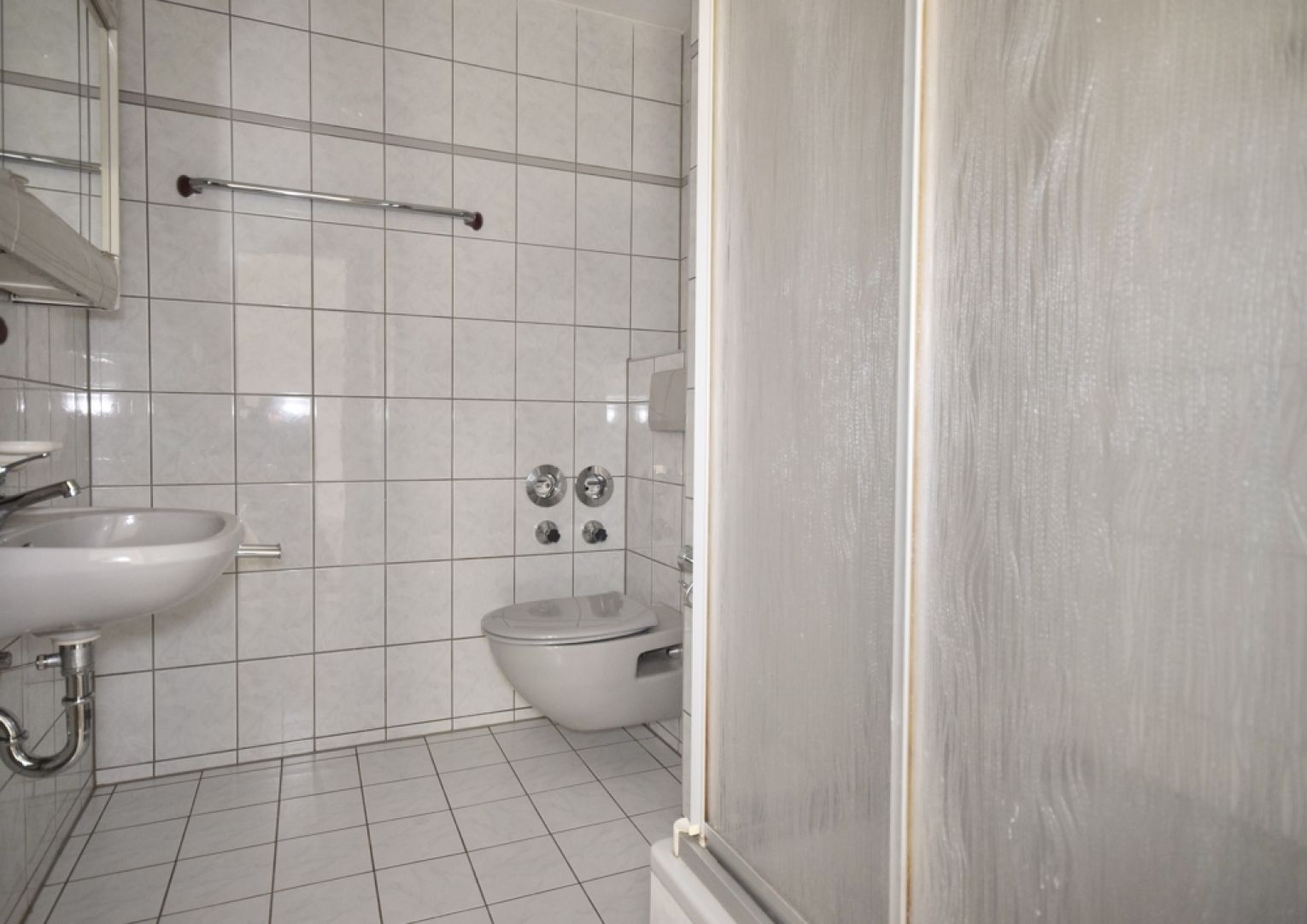 Dachgeschoss • Kaßberg • 1 Raum Apartment • Bad mit Dusche • neues Laminat • zur Miete