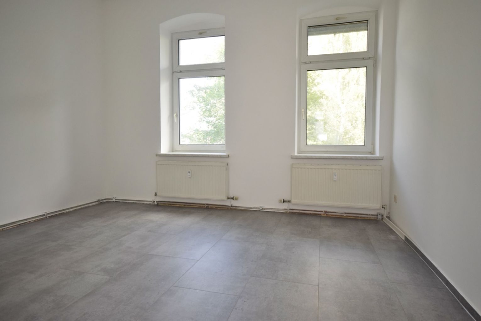 moderner Designbelag in Beton-Optik! • 2-Zimmer • Balkon • Bad mit Wanne • Gartenmitbenutzung