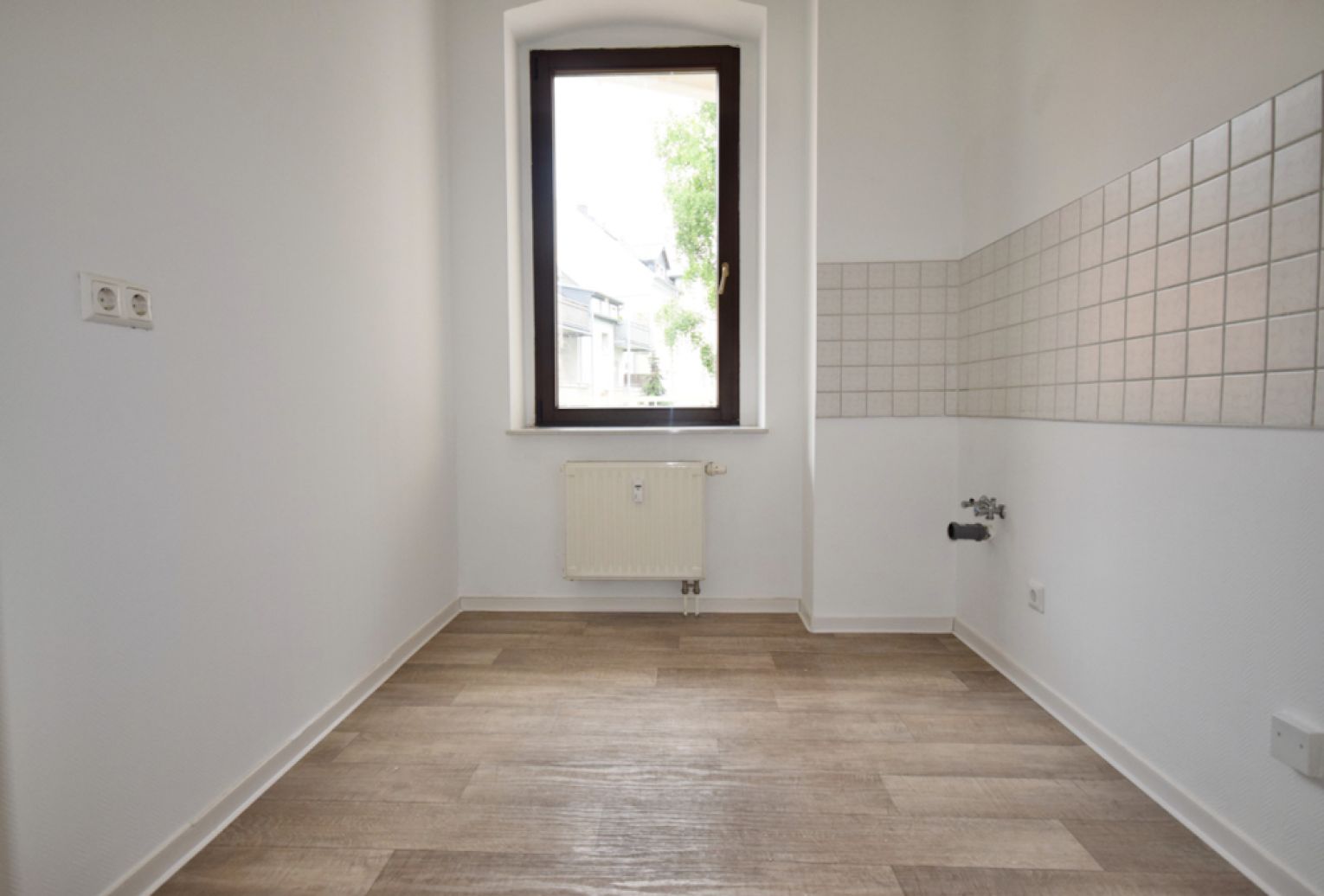 Balkon • 3-Raum • imposantes Bad mit Wanne • ruhige Lage • Küchwald • Laminat • Schlosschemnitz