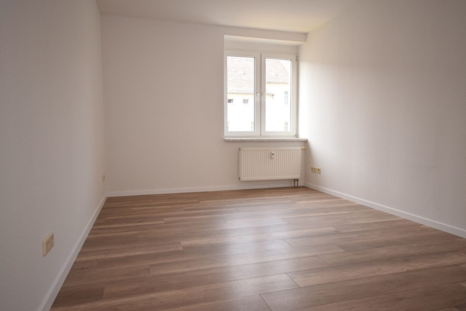 TOP • Laminat • 2-Zimmer • Laminat  • Bad mit Wanne & Fenster • gleich anschauen • Chemnitz