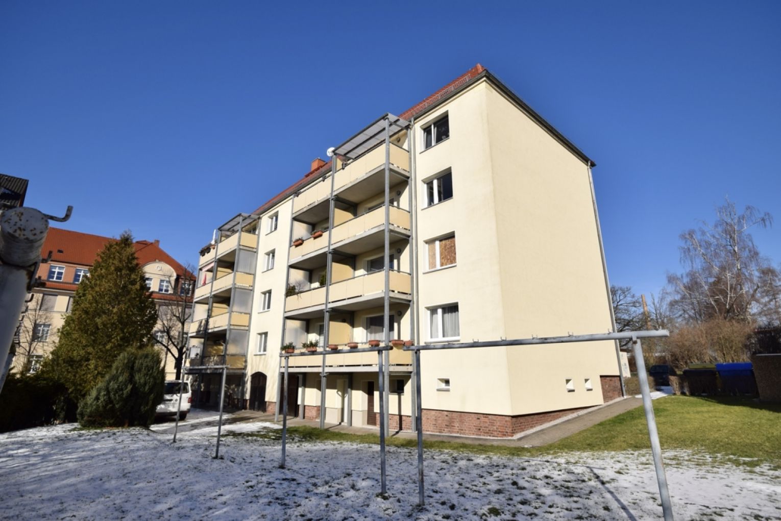 3-Zimmer • neu renoviert • Balkon • Tageslichtbad mit Wanne • Laminat • gedämmte Fassade • TOP!