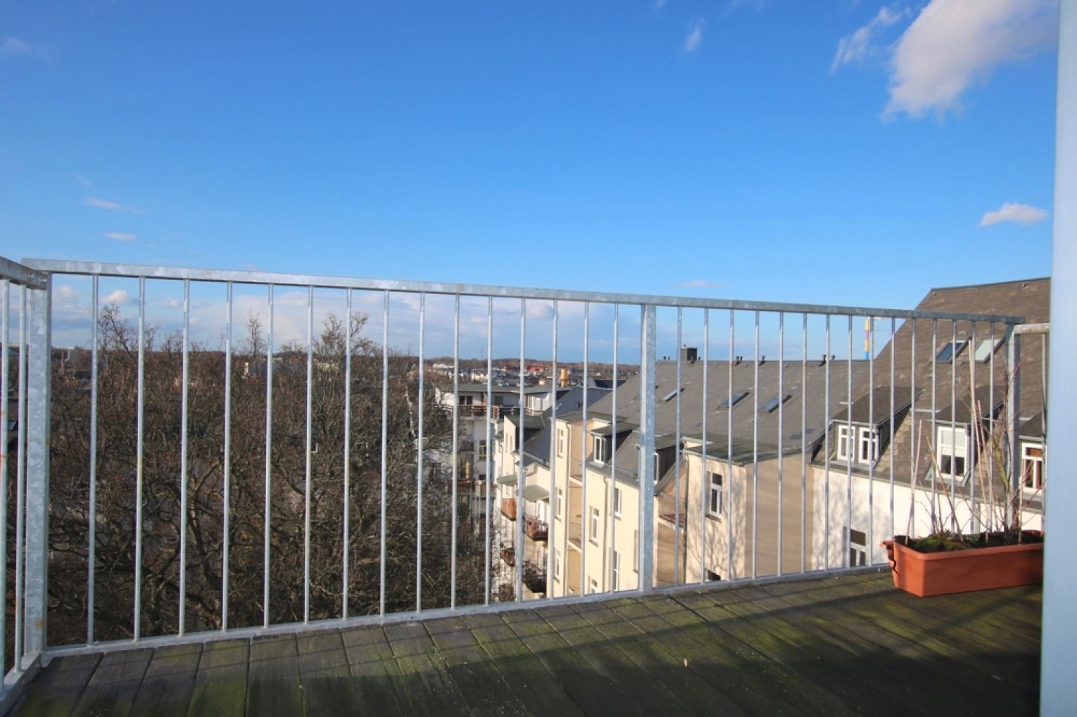 2-Raum Mietwohnung • Maisonette • Dachterrasse • Kaßberg • Balken • Aufzug • Laminat • hell & sonnig