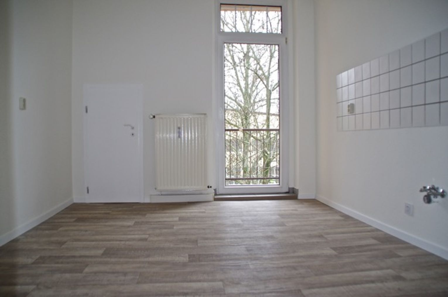 modernes Laminat • Tageslichtbad • Südbalkon • 2 Raumwohnung • Einbauküche