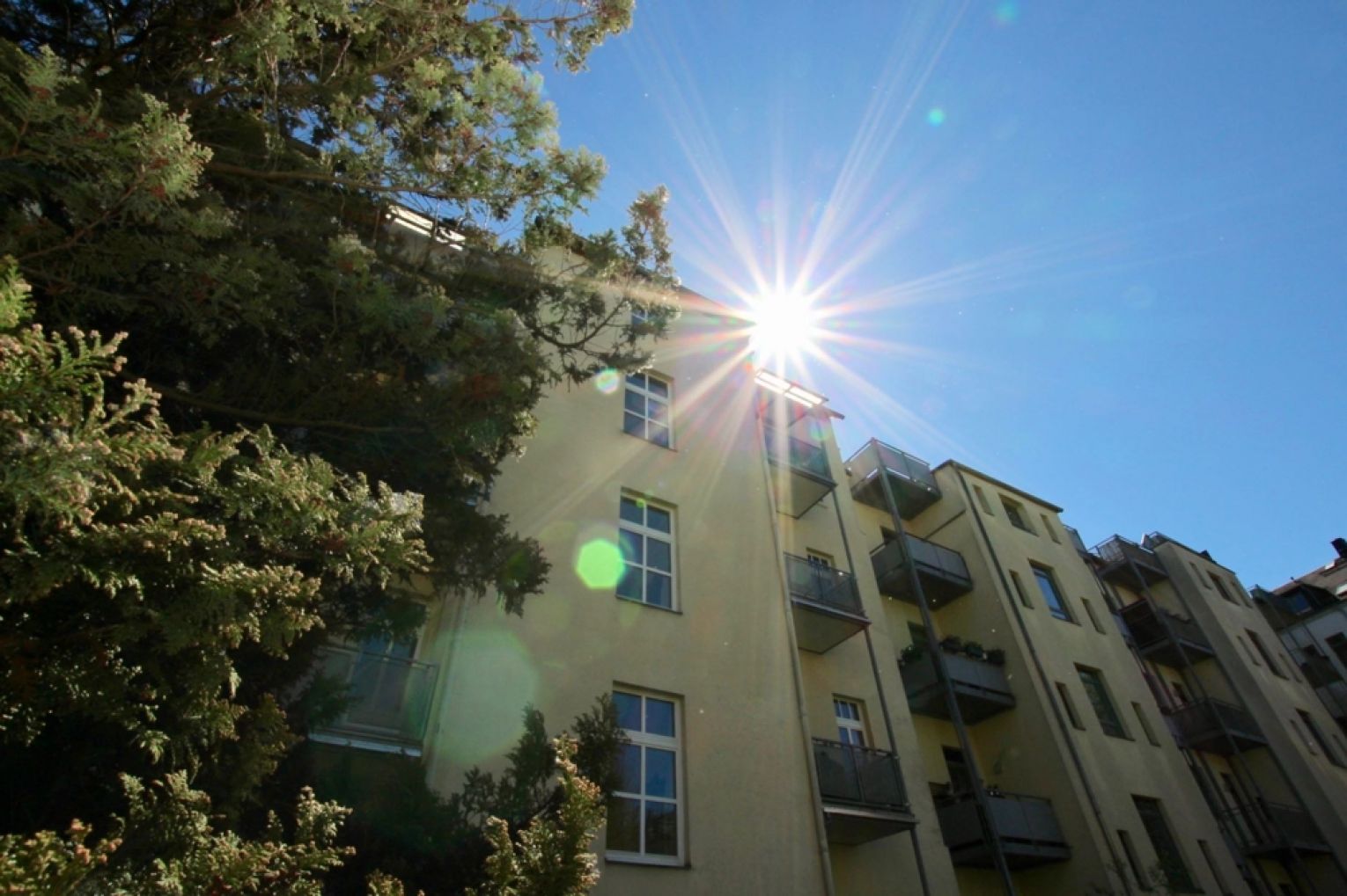 mitten auf dem Schloßberg • 2 Zimmer • neues Laminat • mit Balkon • mit Küche • zur Miete