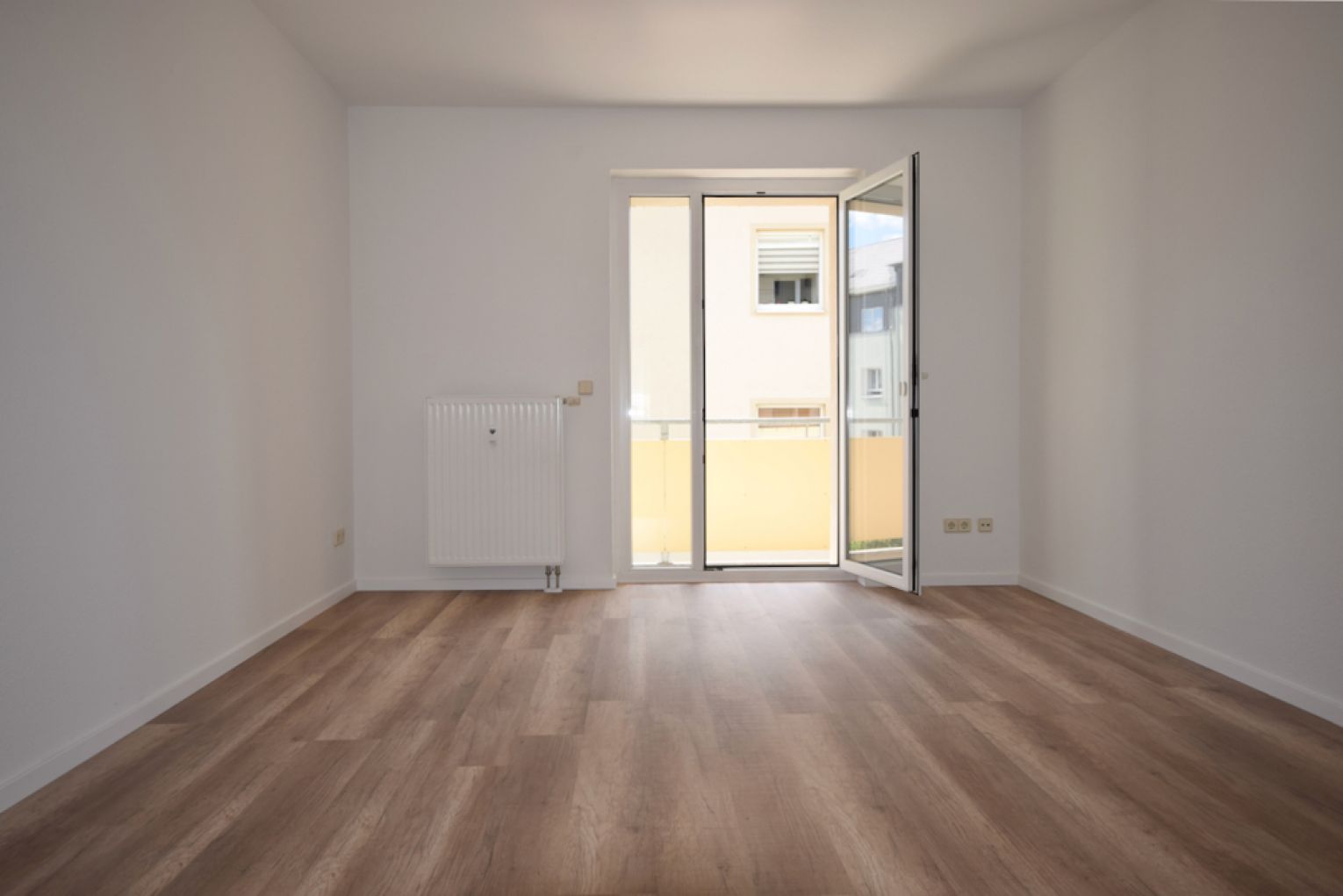 Laminat • Balkon mit Sonne • 2-Raum • Tageslichtbad mit Wanne • ruhige Lage • jetzt Termin machen!