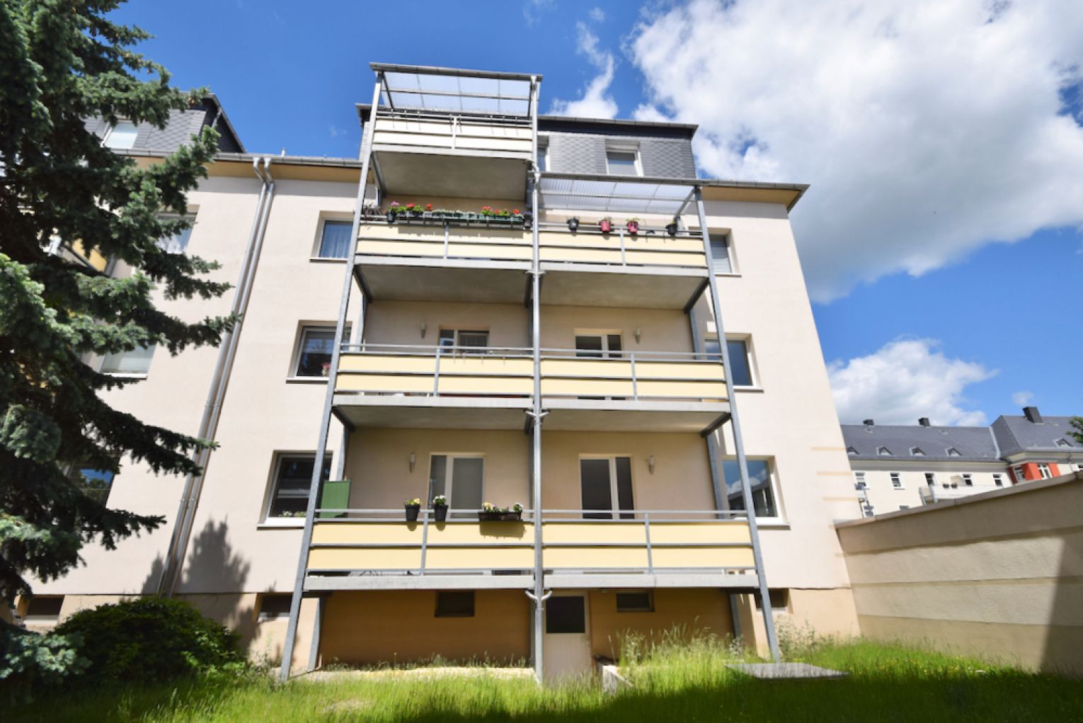 Laminat • Balkon mit Sonne • 2-Raum • Tageslichtbad mit Wanne • ruhige Lage • jetzt Termin machen!