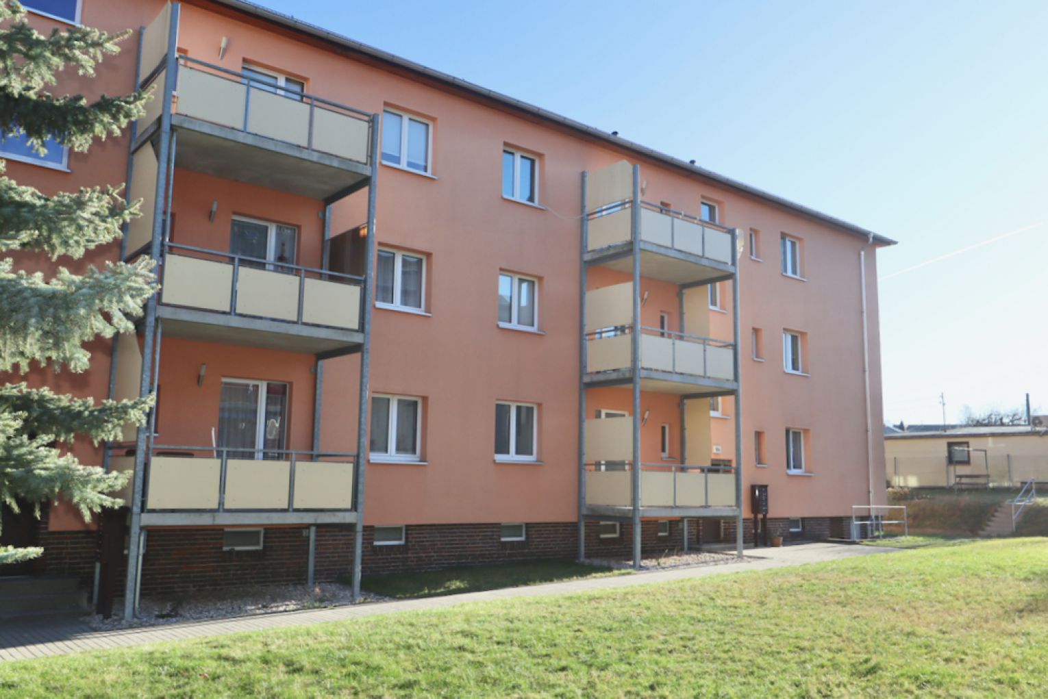 am Heimgarten • 2 Zimmer • Balkon • Laminat • Tageslichtbad mit Wanne • gedämmte Fassade!