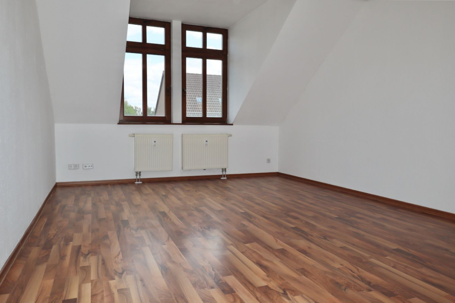 3 Zimmer • Einbauküche • großer Balkon • Lift • barrierefrei • Laminat • Bad mit Wanne • Mieten!?