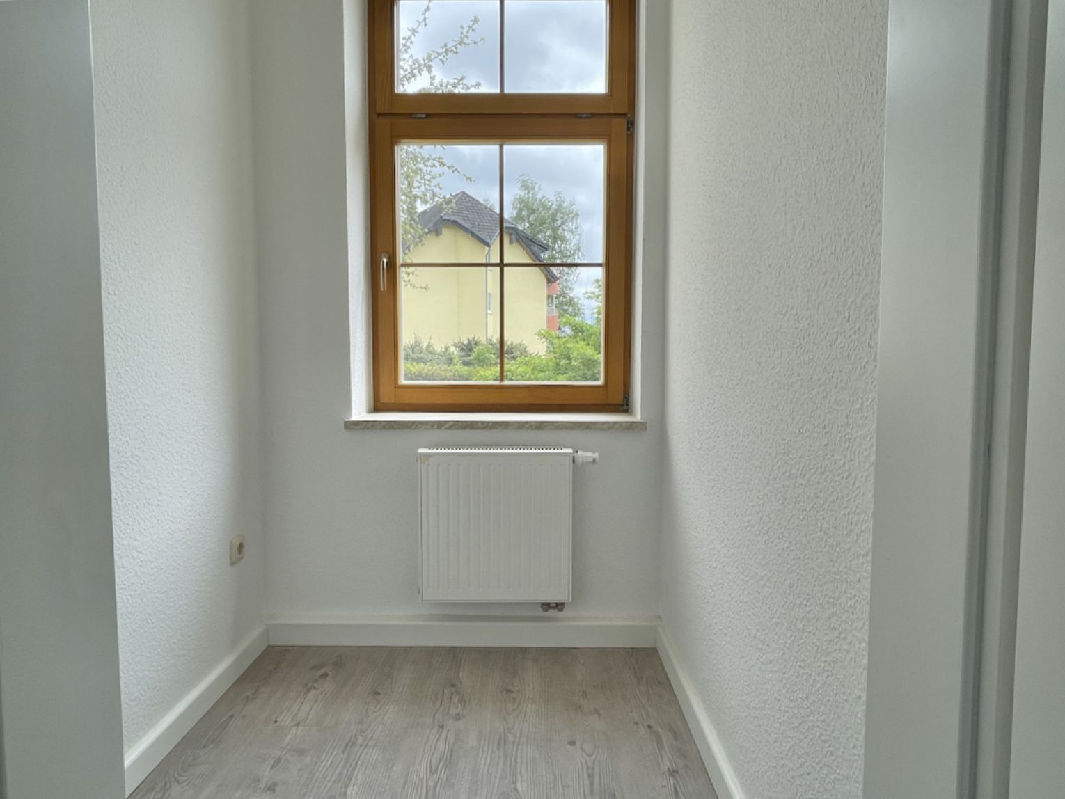 Kändler • 2-Raum • Erstbezug • modernes Laminat • Bad mit Wanne • gleich ansehen!