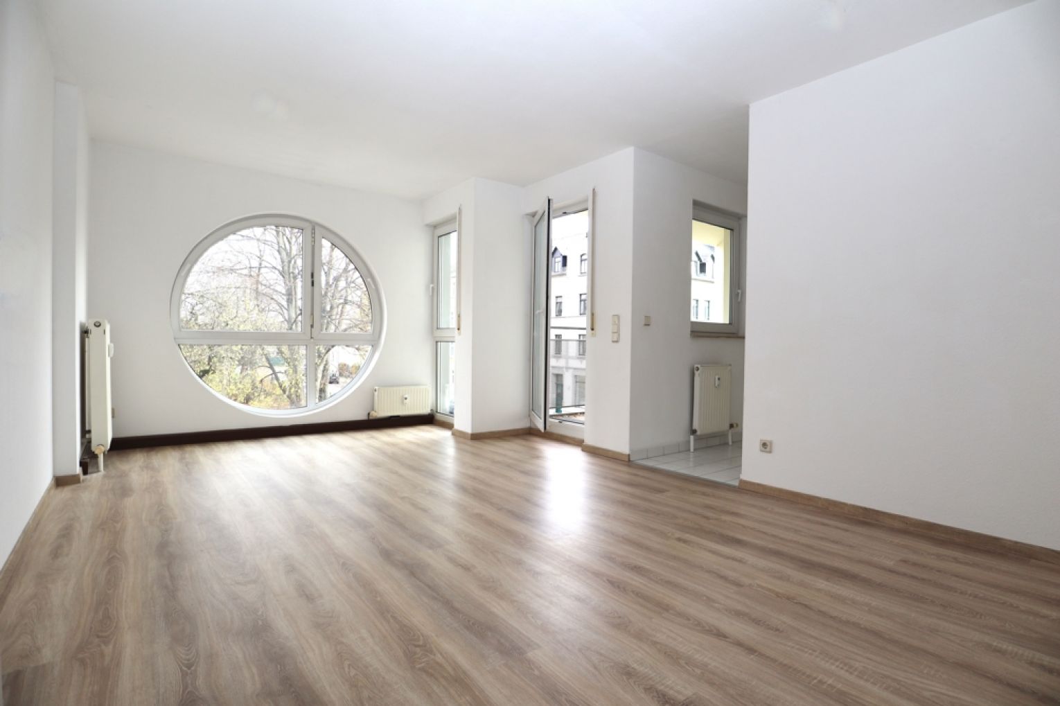 2 Zimmer • individuell • mit Aufzug • Balkon • lichtdurchflutete Räume • mit Stellplatz