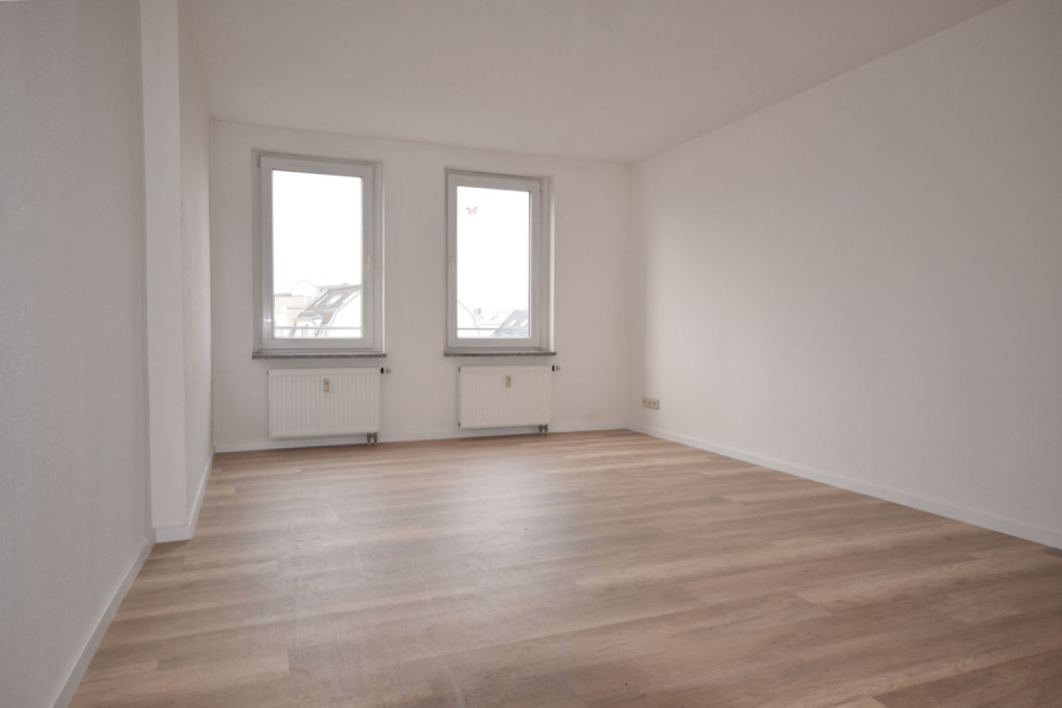 Balkon • 3-Raum Wohnung • Bad mit Wanne • Dachgeschoss • Laminat • frisch renoviert • ANSCHAUEN!