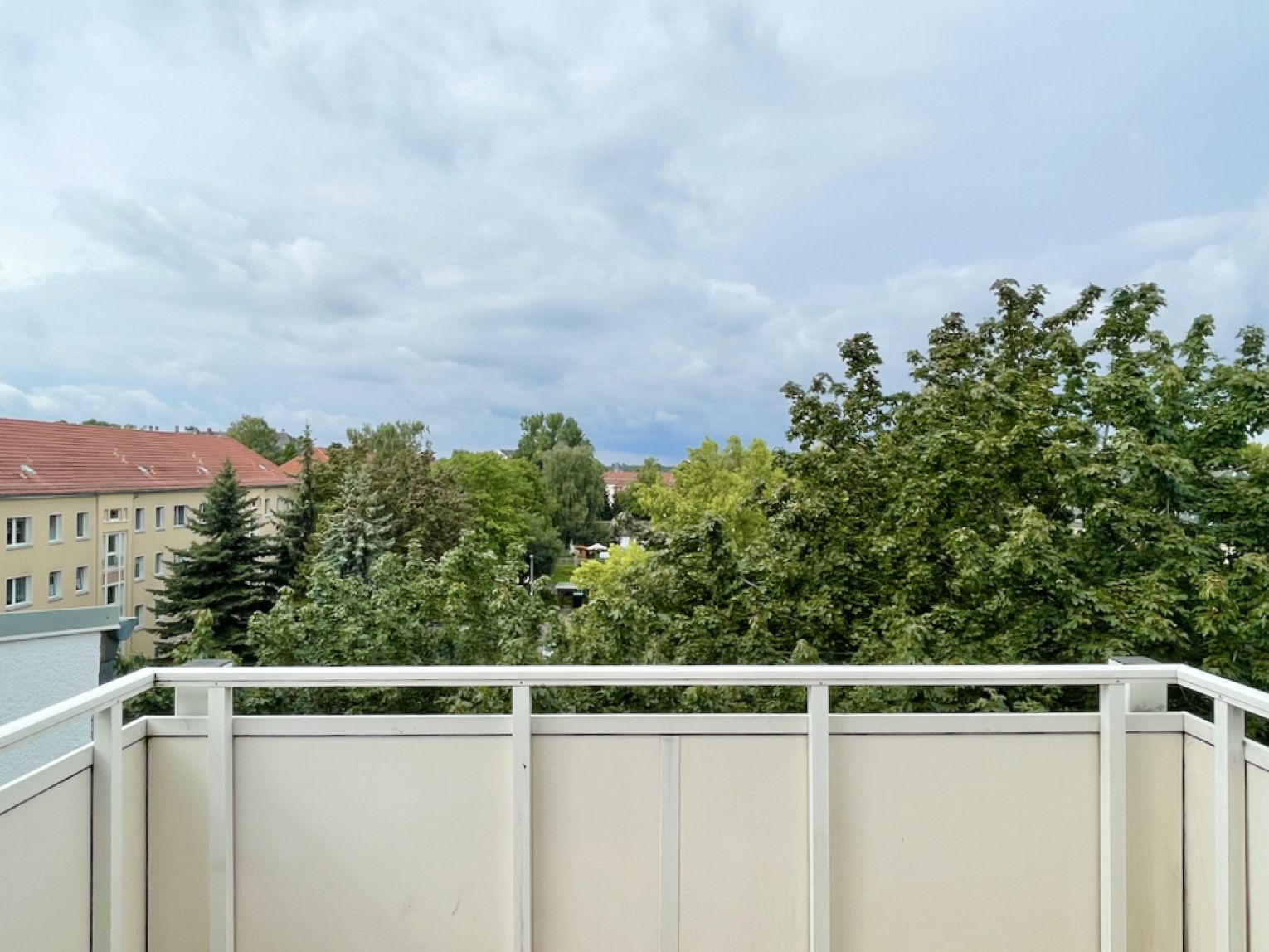 3 Zimmer • Balkon • Einbauküche • Bad mit Fenster und Wanne • Dachgeschoss • Laminat • mit Balken