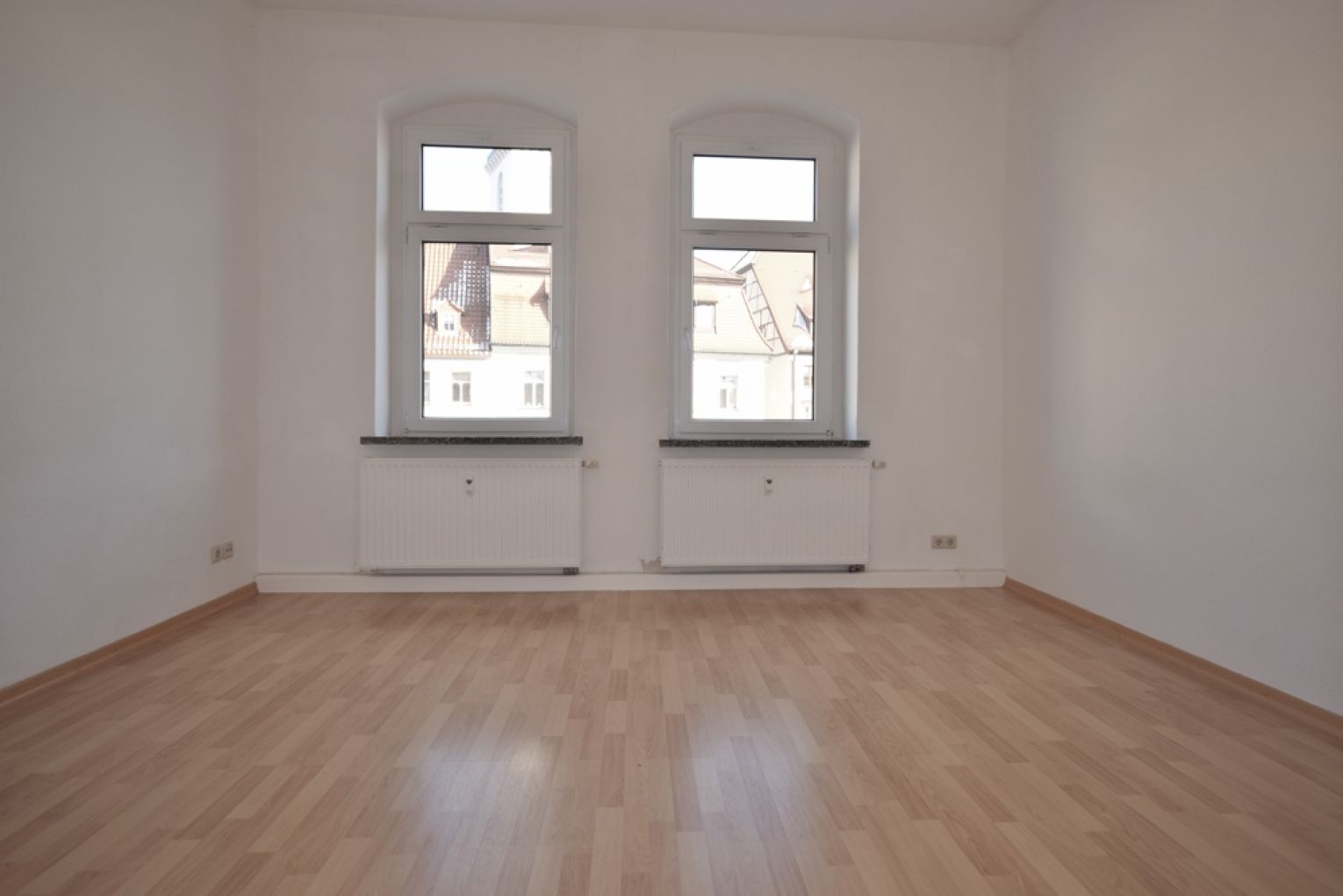 große 2 Zimmer Wohnung • Frankenberg • Haus mit Lift • Bad mit Wanne und Fenster • Wohnküche • Passt