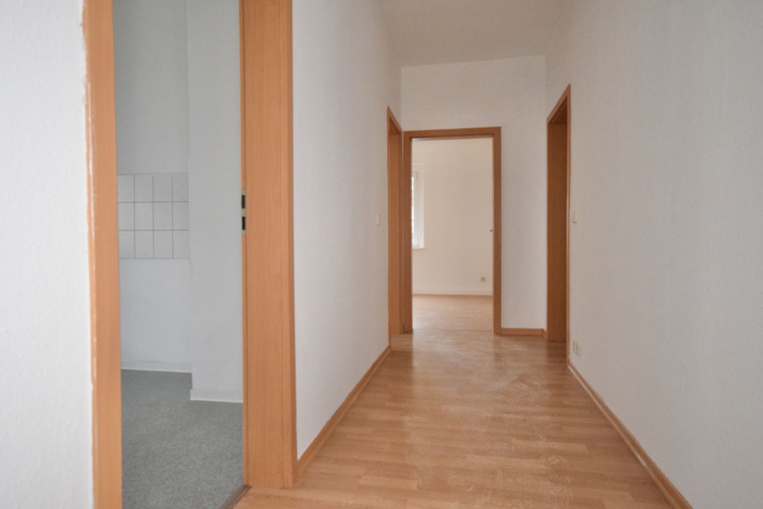 Kaßberg • 2-Zimmer • Laminat • Tageslichtbad mit Wanne • Stellplatz • Anschauen & Mieten