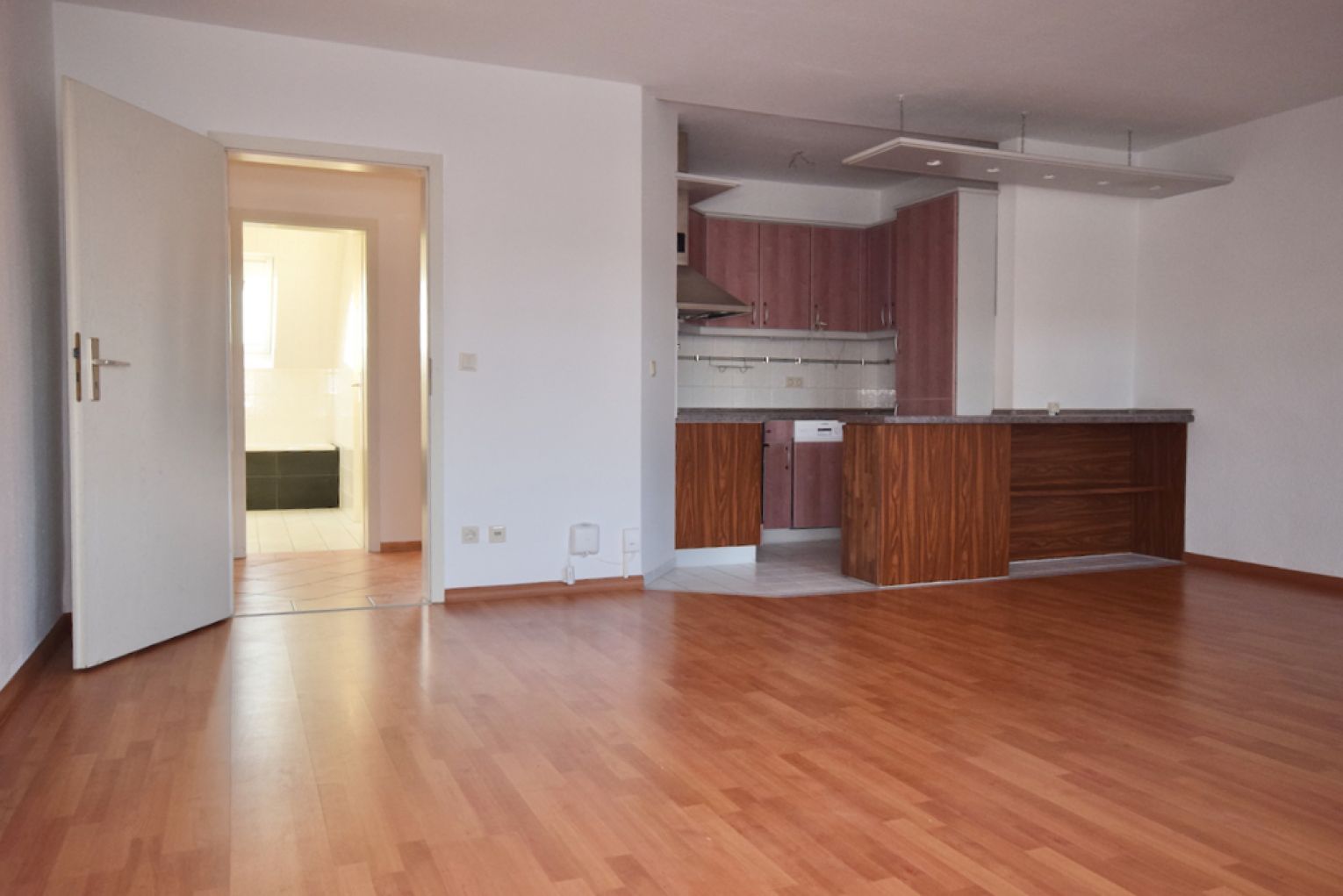 3 Zimmer • Balkon • Einbauküche • Bad mit Fenster und Wanne • Dachgeschoss • Laminat • mit Balken