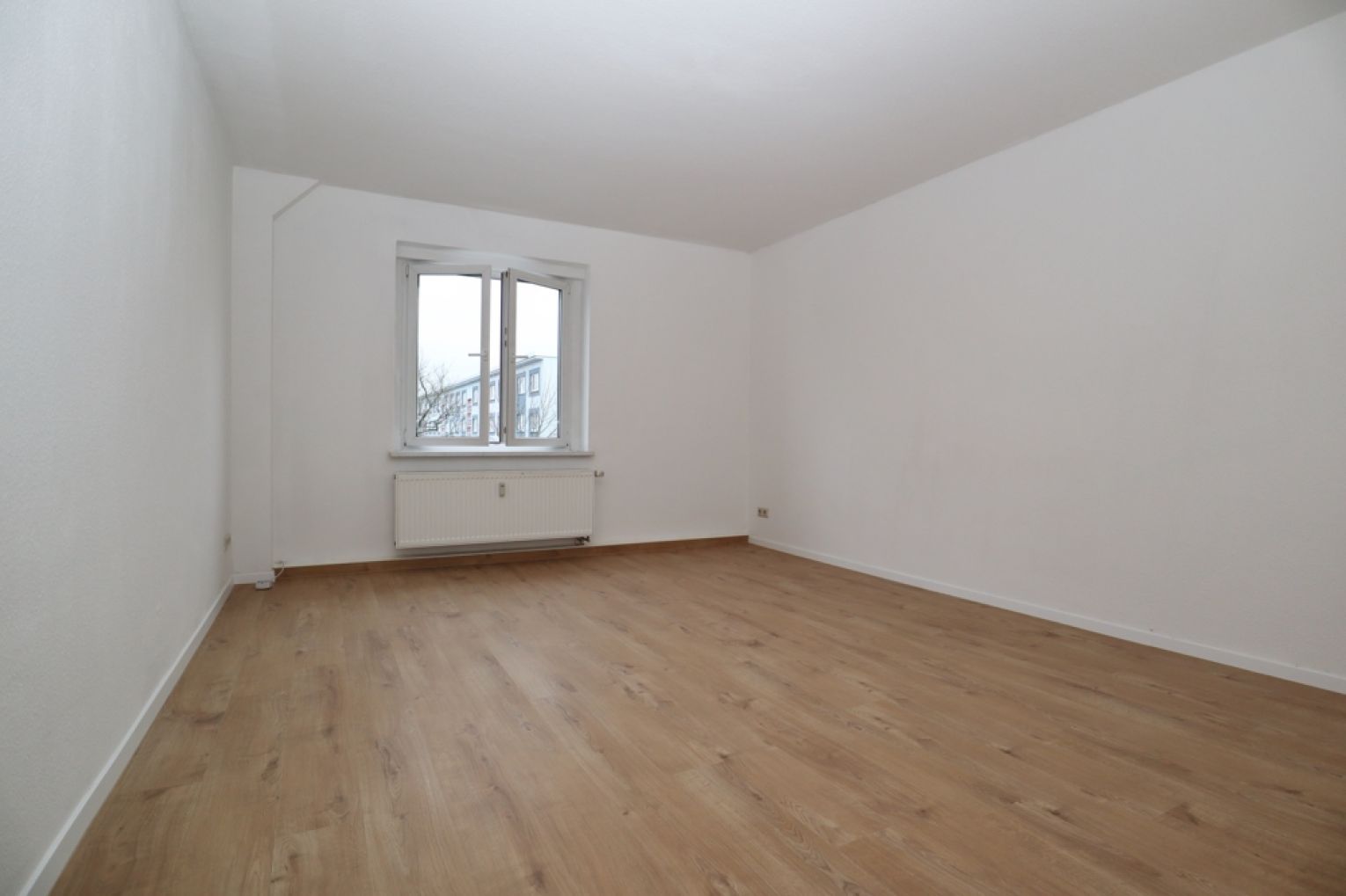 4-Raum Wohnung • in Chemnitz • zur Miete • Balkon • Tageslichtbad • Stellplatz • anrufen !