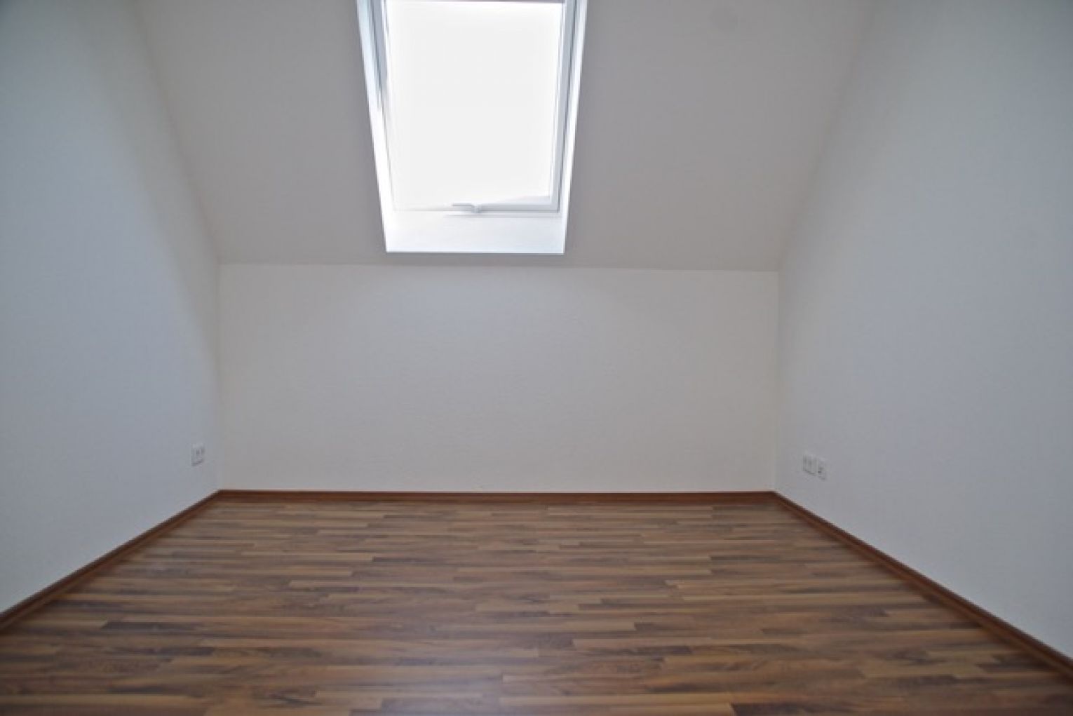 3-Zimmer • Dachgeschoss • Fussbodenheizung • Laminat • Stellplatz • Kaßberg • gleich anschauen?